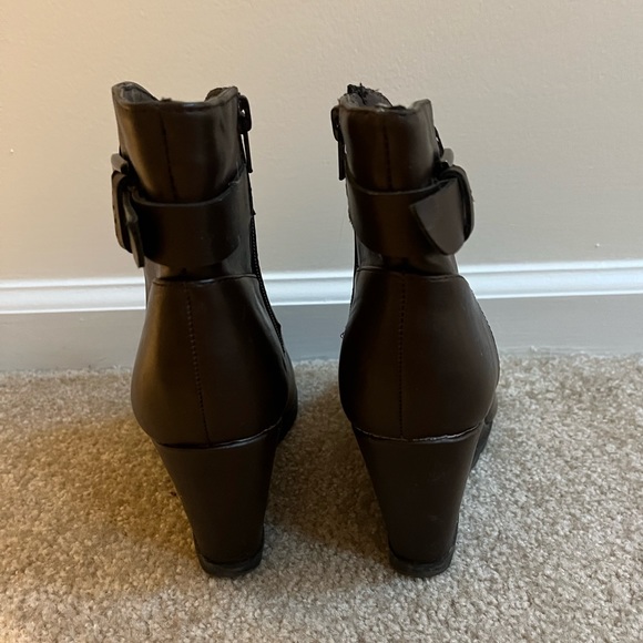 Brown heeled booties - Picture 4 of 4